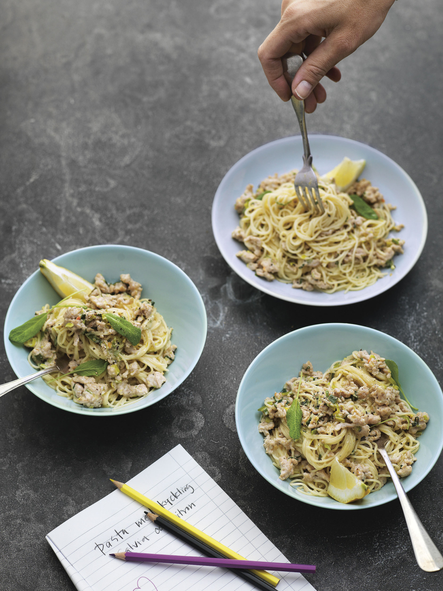 Krämig spaghetti med kycklingfärs, salvia och citron