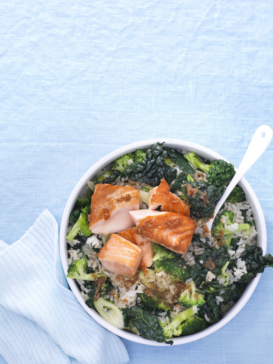 Lax med ingefärsdressing och grönsaksris